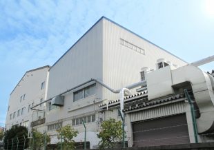 食品工場<br>常温作業室から低温室へ