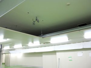 食品工場<br>常温作業室から低温室へ